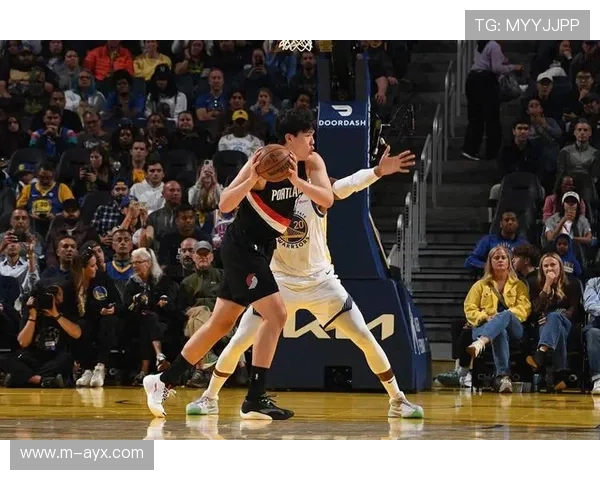 杨瀚森NBA生涯首次参与冲突拉架,冷静处理获赞 杨瀚森NBA生涯首次参与冲突拉架,冷静处理获赞